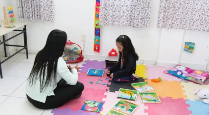 São José abre chamada pública para contratação de professores de Educação Especial Professora de educação especial com aluna em sala de aula, simbolizando a chamada pública para professores de educação especial