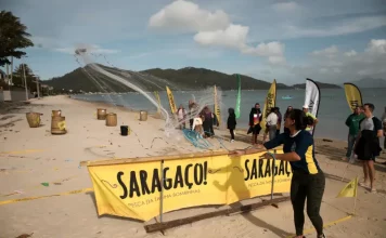Saragaço completa 10 anos e movimenta Bombinhas com maior gincana cultural da pesca artesanal da tainha Participantes do Saragaço, competindo em provas da gincana cultural