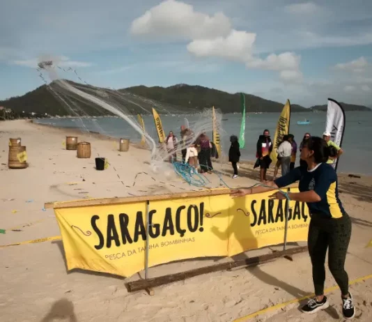 Saragaço completa 10 anos e movimenta Bombinhas com maior gincana cultural da pesca artesanal da tainha Participantes do Saragaço, competindo em provas da gincana cultural