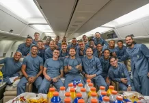 Jogadores e integrantes da comissão técnica da Seleção Brasileira posam para uma foto dentro da aeronave que transporta a delegação aos Estados Unidos para a disputa da Copa do Mundo de 2026. A imagem registra o embarque da equipe e o início da viagem para o torneio.