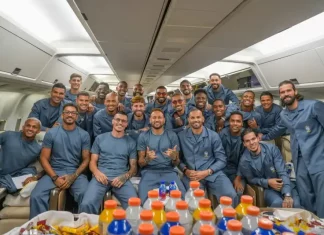 Goleada da Seleção não afasta dúvidas; Avaí e Chapecoense avançam à final da Copa Sul-Sudeste Jogadores e integrantes da comissão técnica da Seleção Brasileira posam para uma foto dentro da aeronave que transporta a delegação aos Estados Unidos para a disputa da Copa do Mundo de 2026. A imagem registra o embarque da equipe e o início da viagem para o torneio.