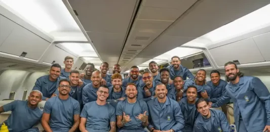 Goleada da Seleção não afasta dúvidas; Avaí e Chapecoense avançam à final da Copa Sul-Sudeste Jogadores e integrantes da comissão técnica da Seleção Brasileira posam para uma foto dentro da aeronave que transporta a delegação aos Estados Unidos para a disputa da Copa do Mundo de 2026. A imagem registra o embarque da equipe e o início da viagem para o torneio.