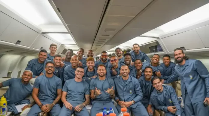 Goleada da Seleção não afasta dúvidas; Avaí e Chapecoense avançam à final da Copa Sul-Sudeste Jogadores e integrantes da comissão técnica da Seleção Brasileira posam para uma foto dentro da aeronave que transporta a delegação aos Estados Unidos para a disputa da Copa do Mundo de 2026. A imagem registra o embarque da equipe e o início da viagem para o torneio.