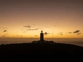 Junho começa com clima típico de outono em Santa Catarina Foto de um farol no por de sol, mostrando temperatura tipica de outono no início de junho