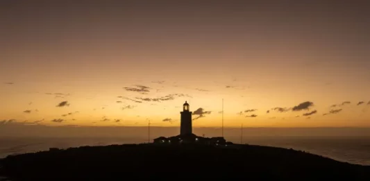 Junho começa com clima típico de outono em Santa Catarina Foto de um farol no por de sol, mostrando temperatura tipica de outono no início de junho