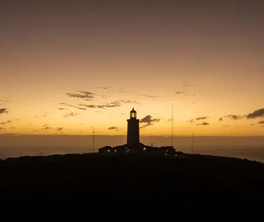 Junho começa com clima típico de outono em Santa Catarina Foto de um farol no por de sol, mostrando temperatura tipica de outono no início de junho