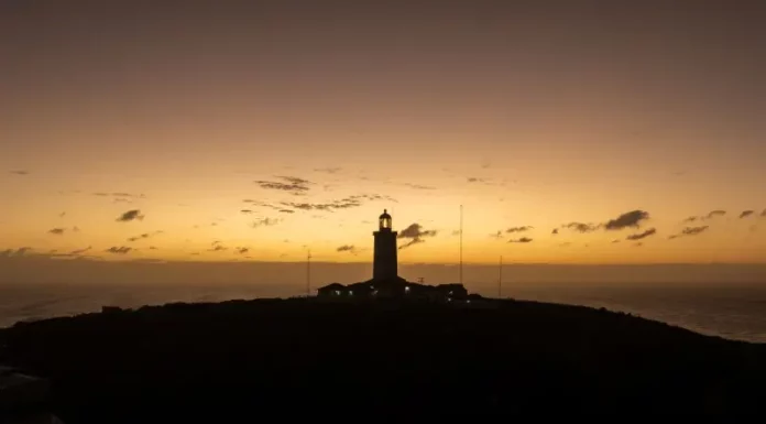 Junho começa com clima típico de outono em Santa Catarina Foto de um farol no por de sol, mostrando temperatura tipica de outono no início de junho