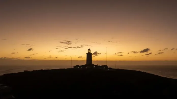 tempo em junho Foto de um farol no por de sol, mostrando temperatura tipica de outono no início de junho