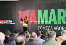 Governador Jorginho Mello discursando durante lançamento do edital da Viamar