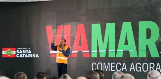 Governador Jorginho Mello discursando durante lançamento do edital da Viamar
