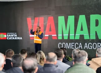 Governador Jorginho Mello discursando durante lançamento do edital da Viamar