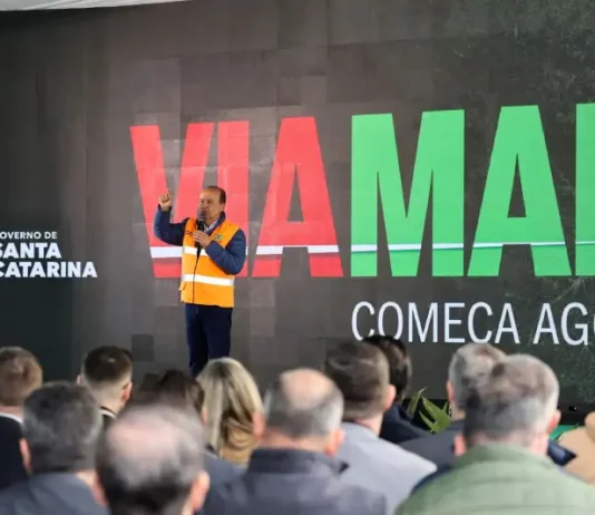 Governador Jorginho Mello discursando durante lançamento do edital da Viamar