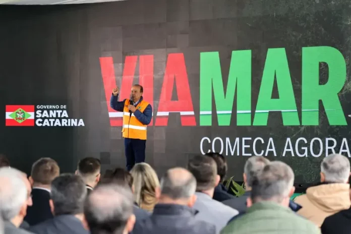 Governador Jorginho Mello discursando durante lançamento do edital da Viamar