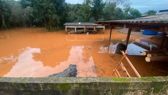 Foto de alagamento no município de São Domingos após chuva intensa