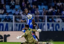 Na foto jogador do Avaí em disputa com o goleiro do América de MG