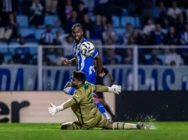 Reação do Avaí, título do Hercílio Luz e crise na Chape Na foto jogador do Avaí em disputa com o goleiro do América de MG