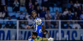 Na foto jogador do Avaí em disputa com o goleiro do América de MG
