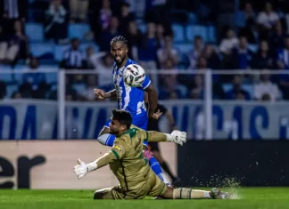 Reação do Avaí, título do Hercílio Luz e crise na Chape Na foto jogador do Avaí em disputa com o goleiro do América de MG