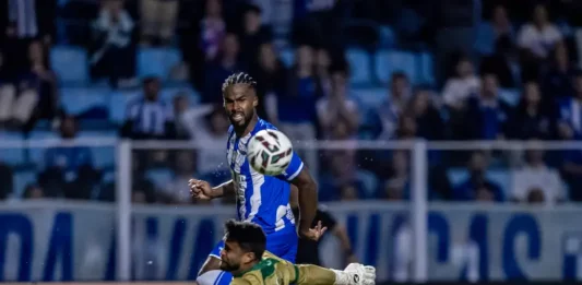 Reação do Avaí, título do Hercílio Luz e crise na Chape Na foto jogador do Avaí em disputa com o goleiro do América de MG