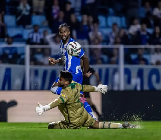 Na foto jogador do Avaí em disputa com o goleiro do América de MG