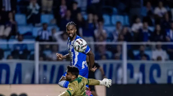 Reação do Avaí, título do Hercílio Luz e crise na Chape Na foto jogador do Avaí em disputa com o goleiro do América de MG
