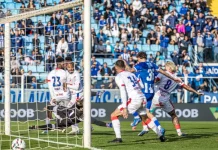 A semana do futebol: Avaí em alta, Figueirense em alerta e Copa chegando ao fim Jogadores de Avaí e Nautico disputando jogada em campo, indicando a semana do futebol