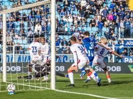 A semana do futebol: Avaí em alta, Figueirense em alerta e Copa chegando ao fim Jogadores de Avaí e Nautico disputando jogada em campo, indicando a semana do futebol