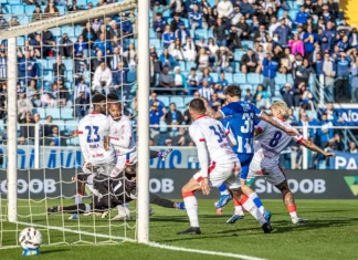 A semana do futebol: Avaí em alta, Figueirense em alerta e Copa chegando ao fim Jogadores de Avaí e Nautico disputando jogada em campo, indicando a semana do futebol