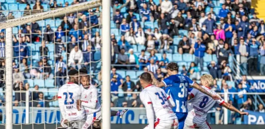 Jogadores de Avaí e Nautico disputando jogada em campo, indicando a semana do futebol