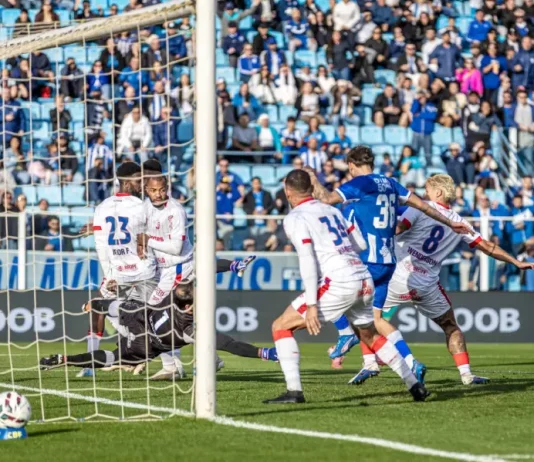Jogadores de Avaí e Nautico disputando jogada em campo, indicando a semana do futebol
