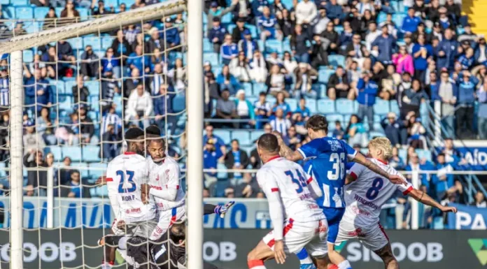 A semana do futebol: Avaí em alta, Figueirense em alerta e Copa chegando ao fim Jogadores de Avaí e Nautico disputando jogada em campo, indicando a semana do futebol