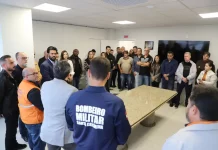 Foto do ato de assinatura do decreto de estado de alerta Ccimático em Biguaçu