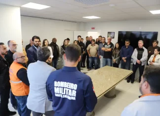 Foto do ato de assinatura do decreto de estado de alerta Ccimático em Biguaçu