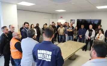 Foto do ato de assinatura do decreto de estado de alerta Ccimático em Biguaçu