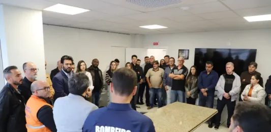 Biguaçu institui estado de alerta climático e reforça prevenção a eventos extremos Foto do ato de assinatura do decreto de estado de alerta Ccimático em Biguaçu