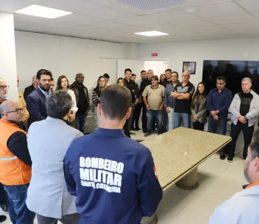 Biguaçu institui estado de alerta climático e reforça prevenção a eventos extremos Foto do ato de assinatura do decreto de estado de alerta Ccimático em Biguaçu