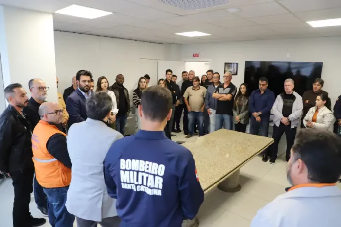 Foto do ato de assinatura do decreto de estado de alerta Ccimático em Biguaçu