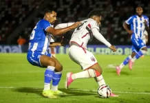 Crise no Avaí, queda do Figueirense e a decepção com a Seleção Brasileira Jogadores do Avaí e Botafogo disputando bola em campo