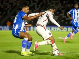 Jogadores do Avaí e Botafogo disputando bola em campo