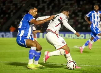 Jogadores do Avaí e Botafogo disputando bola em campo