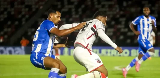 Jogadores do Avaí e Botafogo disputando bola em campo