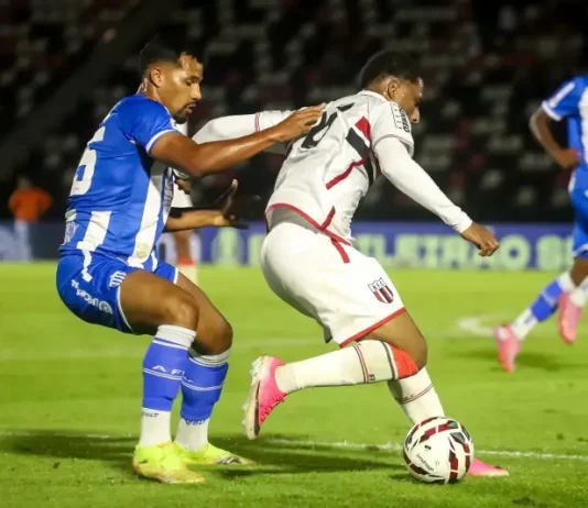 Jogadores do Avaí e Botafogo disputando bola em campo