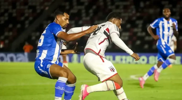 Crise no Avaí, queda do Figueirense e a decepção com a Seleção Brasileira Jogadores do Avaí e Botafogo disputando bola em campo
