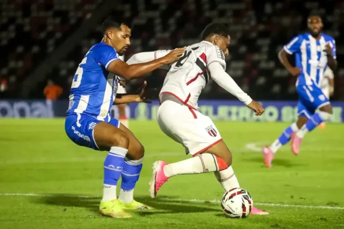Botafogo e Avaí (1) Jogadores do Avaí e Botafogo disputando bola em campo