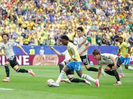 Jogadores do Brasil e do Japão disputam jogada pelas oitavas de finaln na Copa do Mundo