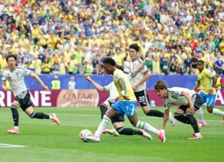 Jogadores do Brasil e do Japão disputam jogada pelas oitavas de finaln na Copa do Mundo