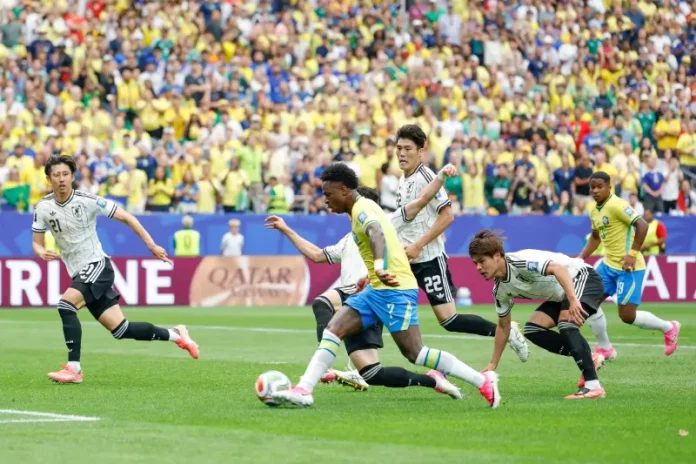 Brasil e Japão Jogadores do Brasil e do Japão disputam jogada pelas oitavas de finaln na Copa do Mundo