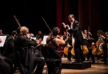 Camerata Florianópolis apresenta “As Quatro Estações”, de Vivaldi, no CIC Integrante da Camerata de Florianópolis em apresentação no CIC