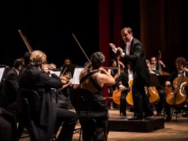 Integrante da Camerata de Florianópolis em apresentação no CIC
