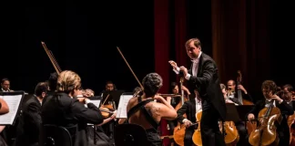 Integrante da Camerata de Florianópolis em apresentação no CIC